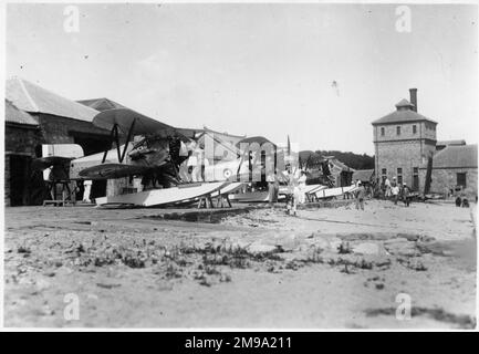 Fleet Air Arm Fairey Flycatcher Amphibien an einem Wasserflugzeug Stützpunkt im Fernen Osten. Stockfoto