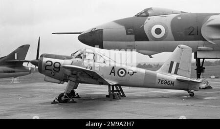 Percival P.56 Provost T. Mk.1 7698M (msn PAC-56-056), früher WV493, bei RAF Halton für einen Tag der offenen Tür. WV493 wurde am 28. Oktober 1953 ausgeliefert und erhielt die Wartungsseriennummer 7696M für den Einsatz bei RAF Halton. Später verkauft und zivile Registrierung gegeben G-BDYG. Ich zog mich ins National Museum of Flight zurück, in East Fortune, East Lothian. In Begleitung von Hawker Hunter F Mk.4 7941M (XF369 - msn HABL003098), erster Flug am 18. Februar 1956 und Lieferung am 8. März 1956. Später als G-9-351 umgebaut und als Hawker Hunter FR.74B 538 an das Singapore Air Defence Command verkauft (in den USA verkauft), ist auch in shot einer von beiden Stockfoto