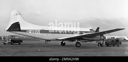 De Havilland DH.114 Heron 2 G-ASUU. (msn 14087) am Flughafen London Heathrow. Geliefert an die South African Air Force als 121. 1964 für Executive Air Transport Ltd. Nach Großbritannien zurückgekehrt In Baginton (Flughafen Coventry). Verkauft in Kanada 1971. Stockfoto