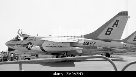 United States Navy (USN) Ling Temco-Vought A-7B-3-CV Corsair II 154482 - ab - 301 of VA-46, am Luftwaffenstützpunkt Deelen der Royal Netherlands Air Force (RNLAF; Niederländisch: Koninklijke Luchtmacht (Klu)). Stockfoto