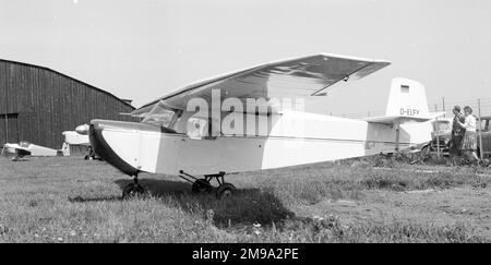 Dittmar HD.153 Motor-Mowe D-ELEX. Eine motorgetriebene Entwicklung des Dittmar HD.53 Mowe-Gleitflugzeugs, der in begrenzten Mengen in 1950er Deutschland produziert wurde. Stockfoto