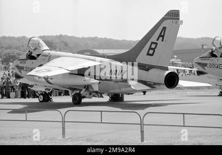 United States Navy (USN) Ling Temco-Vought A-7B-3-CV Corsair II 154482 - ab - 301 of VA-46, am Luftwaffenstützpunkt Deelen der Royal Netherlands Air Force (RNLAF; Niederländisch: Koninklijke Luchtmacht (Klu)). Stockfoto