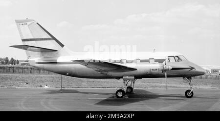 Der Dassault MD.415 Communaute (F-WJDN) war ein 1950er französisches zweimotoriges leichtes Turboprop-Transportflugzeug, das erstmals am 10. Mai 1959 geflogen wurde. Als kostengünstiges Hilfsflugzeug zur Verwendung in französischen Kolonien in Verbindung mit der MD.410 Spirale. Eine Änderung in der Außenpolitik gab den Kolonien Unabhängigkeit, wodurch die Notwendigkeit für das Flugzeug entfiel. Stockfoto