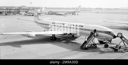 DAN-AIR de Havilland Comet 4C G-APDN am Flughafen Gatwick. DAN-AIR begann sein Leben als Davies und Newman Airlines nach den beiden Gründern. (Dies könnte der Komet 4C sein, den ich 1972 von Gatwick nach Venedig flog, um mit der SS Nevasa eine informative Bootstour auf dem Mittelmeer zu machen). Zufällig bestieg ich im Dezember 1984 das Schwesterschiff Nevasas, die SS Uganda, in Port Stanley auf seiner vorletzten Truppenreise, bevor ich abgewrackt wurde. Stockfoto