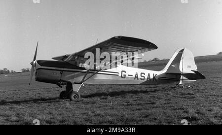 Beagle A.61 Terrier Serie 2 (msn B.604) G-ASAK in Stapleford Tawney. Umgerechnet aus Auster T.7 WE591, geliefert am 19. März 1951 und abgeschrieben am 26. Januar 1960. Nach Reparatur und Umrüstung auf A.61 Terrier Serie 2 G-ASAK. Verkauft in Frankreich als F-AZTJ und später als D-EZTJ an Hassfurt, Deutschland. Stockfoto