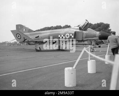 Royal Air Force McDonnell Douglas F-4K Phantom FG.1 XV573 (msn 3065/9327) auf der RAF Leuchars. (Der F-4K - FG.1 war die Royal Navy-Variante, die nach der Freigabe aus dem FAA-Dienst auf die RAF übertragen wurde). Erster Flug am 29. Oktober 1968, Lieferung am 24. März 1969 und Verschrottung bei RAF Leuchars im April 1992 durch Adams Schrottplatz. Stockfoto