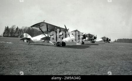 Royal Air Force Armstrong Whitworth Siskin IIIA vom 29. Geschwader im Vordergrund (3) und mehr vom 17. Geschwader im Hintergrund. Stockfoto