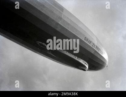 Das deutsche Luftschiff Graf Zeppelin D-LZ127 im Hanworth Air Park führt Sightseeing-Flüge über London durch. Am 18. August 1931 besuchte das deutsche Luftschiff Graf Zeppelin (D-LZ127) Hanworth. Am 2. Juli 1932 kehrte es im Rahmen einer Rundreise durch Großbritannien zurück und führte am nächsten Tag kostenpflichtige Flüge über London durch. LZ127 war einzigartig unter allen gewerblichen starren Luftschiffen, da es das einzige war, das ausschließlich einen gasförmigen Kraftstoff namens Blaugas verwendete. Blaugas war ein Gemisch aus Propylen, Methan, Acetylen, Butylen und Wasserstoff. Da es nur 9 % schwerer ist als Luft, wurde das Problem mit Signifi durch die Verwendung von Blaugas beseitigt Stockfoto