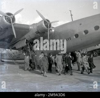 Armstrong Whitworth AW27 Fähnrich 1 G-ADSS Egeria (msn AW1157) von Imperial Airways Ltd. Auf dem Vorfeld am Flughafen Croydon, wobei Passagiere das Flugzeug vor dem Einsteigen beobachten. G-ADSS, die zu irgendeinem Zeitpunkt ebenfalls VT-AJE eingetragen war, trat am 3. Oktober 1935 in Betrieb und wurde am 22. august 1940 auf die British Overseas Airways Corporation (BOAC) übertragen, bevor sie am 26. März 47 in Hamble verschrottet wurde. Stockfoto