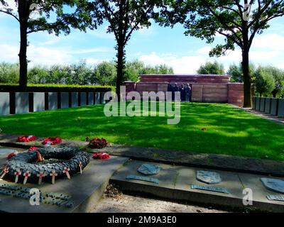 Die meisten der über 44.000 Leichen, die hier begraben wurden, stammen von den Kämpfen während der ersten Schlacht von Ypern, die am 18. Oktober 1914 begann. Der Friedhof wird von der Deutschen Volksorganisation für die Pflege der Kriegsgräber instand gehalten und ist der einzige deutsche Friedhof im Ypern. Stockfoto