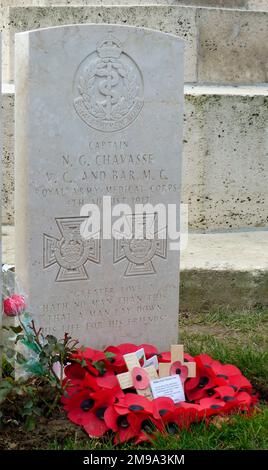 Chavasse ist auf dem Brandhoek New Military Cemetery begraben und sein Grabstein zeigt zwei Symbole des Victoria Cross. Doktor Chavasse, einer der Zwillingsbrüder, ist der einzige, der den VC zweimal im Ersten Weltkrieg gewonnen hat. Seine erste Empfehlung betraf die Versorgung der am 9/10. August 1916 unter Beschuss stehenden Verwundeten an der Somme und seine zweite für ähnliche Handlungen über einen Zeitraum bis zu seiner Verwundung am 2. August 1917 in der Nähe von Wieltje. Er starb am 4. August 1917. Stockfoto