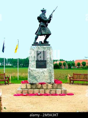 Das Denkmal ist in der Black Watch Corner am Rande von Polygon Wood. Der Corner wurde nach einem guten Stand von etwa 40 Männern des Regiments unter Lieutenant F. Anderson im November 1914 benannt. Die überlebensgroße Kilted Statue wurde vom Edinburgher Bildhauer Alan Herriot geformt. Es erinnert an mehr als 8.000 getötete und 20.000 verwundete Offiziere und Männer im Jahr WW1. Es wurde am 3. Mai 2014 eingeweiht und ist die einzige Black Watch-Gedenkstätte von WW1. Stockfoto