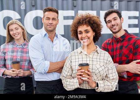 Porträt Des Teams, Das Für Das Coffee Shop Oder Das Vertriebsgeschäft Arbeitet, Stand By Shipping Container Stockfoto