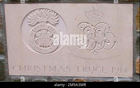 Die Tafel befindet sich auf dem Gedenksockel, enthüllt von der Tochter von Frank Richards im Jahr 2008. Es gibt auch Plaketten für das deutsche 6. Jaeger-Bataillon und das 133. Sächsische Infanterie-Regiment. Später am Tag der Zeremonie wurde ein Fußballspiel zwischen den Sachsen und den Walisern gespielt. Die Sachsen gewannen 2:1. 1914, als sie die Seaforths spielten, gewannen die Sachsen 3:2. Stockfoto