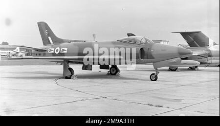 Royal Air Force Supermarine Swift FR.5 WK281 Erbaut von Vickers Armstrong und geliefert am 5. November 1956, schloss sich WK281 im April 1959 der Nummer 79 der Staffel an der RAF Gutersloh in Westdeutschland an und war bis Januar 1961 in der taktischen Aufklärungsrolle des Kämpfers tätig, als die Staffel zum Jäger FR10 wechselte. Sie wurde in Church Fenton geborgen und kurz darauf in ein ATC-Geschwader in Uxbridge überführt, um als 7712M am Boden unterrichtet zu werden. Ab 1967 wurde WK281 an verschiedenen RAF-Stationen ausgestellt, bevor er 1989 und später in das RAF-Museum in Hendon verlegt wurde Stockfoto