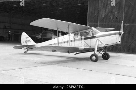 De Havilland DH.87 Hornet Moth G-ADKK (msn ) am Flughafen Luton. Stockfoto