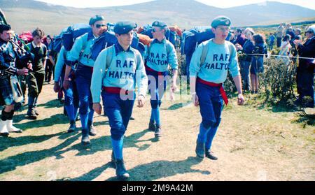 RAF Halton-Auszubildende treten im 1977. märz im Ten Tors-Cross-Country-Team an. - Ein 124.-Team marschiert rein Stockfoto