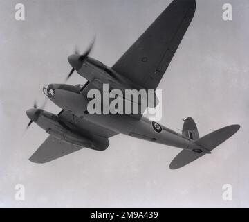 Royal Air Force de Havilland DH.98 Mosquito B Mk.IV DK336. Auf dem Foto sehen Sie das häufige Leiden der Moskitos; herabstürzende Haupttüren des Fahrgestells, verursacht durch Dehnung und/oder mangelhaftes Verlegen der Drahtseile, die sie bedienten. Stockfoto