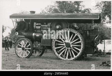 Dampflok - Fowler Showmans Road Lokomotive Nummer 15319, Queen Mary Regn. FX7850, bei einer Dampferfahrt/Messe. Stockfoto