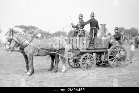 Shand Mason Feuerwehrauto (msn 1842), gebaut 1904, auf der 1959 Andover Steam Rally. (Shand Mason war ein britisches Unternehmen, das im 19. Und frühen 20. Jahrhundert dampfbetriebene Feuerwehrfahrzeuge und andere Brandschutzausrüstungen entwarf und herstellte.) Stockfoto