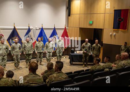 Sgt. Joshua Kleinhans aus Kiel, Wisconsin, Spezialist für Brandkontrolle bei der B Battery, dem 1. Bataillon der Nationalgarde von Wisconsin, dem 121. Artilleriegesiment und der SPC. Kyle Lawson aus Fort Wayne, Indiana, ein Infanterist bei der C Company der Nationalgarde Indiana, 2. Bataillon (Airborne), 134. Infanterie-Regiment steht für den zweiten und dritten Platz während einer Preisverleihung. Sie gehörten zu zwölf Soldaten der Nationalgarde, die am 11.-15. Mai 2022 im Camp Ripley, Minnesota, an einer Preisverleihung teilnahmen. Die jährlichen Wettkämpfe Stockfoto