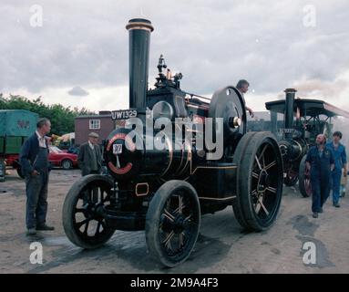 Fowler Tractor, Regn. UW1329, Nummer 17287, Oriana. Gebaut 1927 von John Fowler & Co. In Leeds, angetrieben von einer 5 NHP-Dampfmaschine. Gefolgt von Garrett Tractor Nummer 33782, Dorothy. Stockfoto