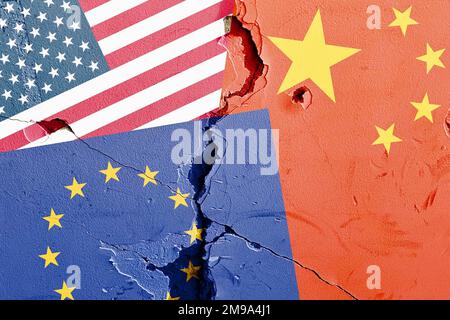 US (USA) vs EU (Europäische Union) vs China Nationalflaggen isoliert auf rissigem Wandhintergrund Stockfoto