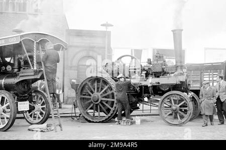 Bei einer Motorenrallye vor dem Museum of Science and Technology in der Newhall Street, Birmingham:- Ransomes Sims & Jefferies General Purpose Engine, Regn. HALLO 2816, Nummer 42032, Velfrey Queen. Erbaut 1931 von Ransomes Sims & Jefferies in Ipswich, angetrieben von einer Dampfmaschine mit 6 NHP. Mit Burrell Showmans Road Locomotive, Regn. CL 4483, Nummer 3847, Prinzessin Marina. Stockfoto