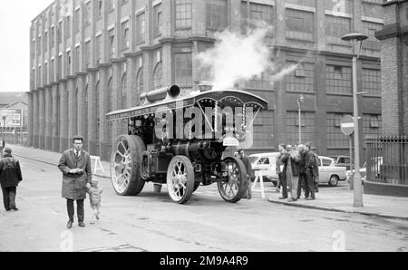 Bei einer Motorenrallye vor dem Museum of Science and Technology in der Newhall Street, Birmingham:- Burrell Scenic Class Showmans Road Locomotive, Regn. NR. 965, Nr. 3909, Winston Churchill. Erbaut im Jahr 1922 von Charles Burrell & Sons in Thetford, Norfolk, angetrieben von einer Dampfmaschine mit 8 NHP. Stockfoto