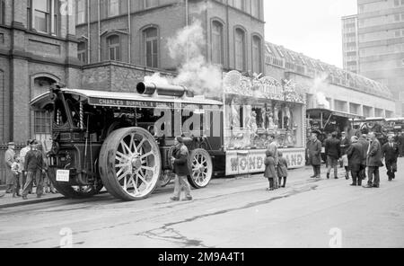 Bei einer Motorenrallye vor dem Museum of Science and Technology in der Newhall Street, Birmingham:- Burrell Scenic Class Showmans Road Locomotive, Regn. NR. 965, Nr. 3909, Winston Churchill. Erbaut im Jahr 1922 von Charles Burrell & Sons in Thetford, Norfolk, angetrieben von einer Dampfmaschine mit 8 NHP. Mit Burrell Showmans Road Locomotive, Regn. J 3471, Nummer 3471, der 1913 gebaute Rover, angetrieben von einer 6 NHP-Kombi-Dampflokomotive. Beide liefern Strom für die Wonderland Fairground Organ, gebaut von Charles Marenghi & Cie. In Frankreich. Stockfoto