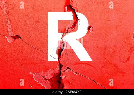 Hintergrund des Buchstaben R mit roter Farbe auf einer zerbrochenen Wand mit Rissen, abstraktes Politikkonzept der Republikanischen Partei in den USA (USA) Stockfoto