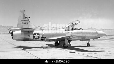 United States Air Force - Lockheed F-94C-1-LO Starfire 50-0957 (msn 880-8002), in der Naval Air Station China Lake, mit Waffenauslöser-Kamera an der Vorderkante der Flosse, für Versuche. 1950: Nach China Lake Ranges für Waffentests geschickt. 1952: Nach China Lake Ranges für Waffentests geschickt. USAF 3550. TW. Massachusetts ANG 131. FIS. 8. August 1952: Abgeschrieben in Kalifornien Stockfoto