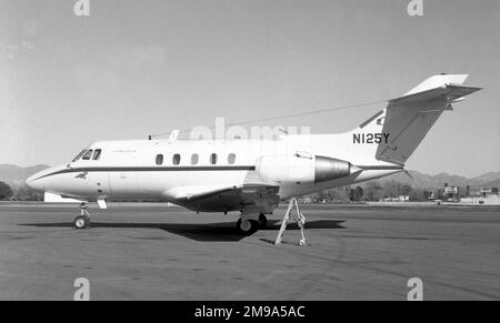 Hawker Siddeley HS-125 Series 1A/522 N125Y (msn 25095) von Pitts Industries am Van Nuys Airport in Kalifornien. G-ATSO -Hawker Siddeley Aviation Ltd - Flugtest N125Y - Pitts Industries - geliefert am 8. Juni 1966CF-SHZ - verkauft an Sam Hashman Management Corporation im Jahr 1968. Zuletzt registriert als N831LC bei Prestige Tours ab Oktober 1990. Später abgeschrieben. Stockfoto