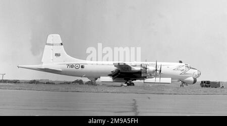 Royal Canadian Air Force - Canadair CL-28 Argus Mk.1 20718 an der RAF St. Mawgan. Der Argus war auch bekannt durch seine kanadische Militärbezeichnung CP-107. Stockfoto