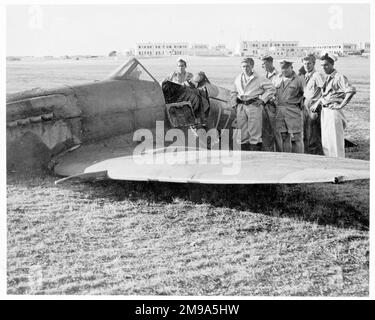 Fleet Air Arm - Supermarine Seafire F.XVII, Rufzeichen 174, nach einer schlechten Landung irgendwo im Fernen Osten. Stockfoto