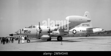 United States Navy - Lockheed EP-2E Neptune 127765 Rufzeichen 202, Einheitencode 7V. Gebaut als P2V-5 Neptune (Modell 426-42-13) Nummer 127765 und mehrere andere in derselben Charge wurden in P2V-5FE elektronische Kampfflugzeuge umgebaut, die 1963 als EP-2ES umbenannt wurden. Stockfoto