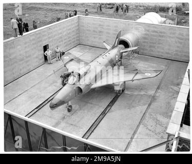 Royal Air Force - Ein Supermarine Swift F Mk.3 auf der Motorentuner-Wanne in der Vickers-Supermarine-Fabrik in South Marston in der Nähe von Swindon. Die F Mk.3 und F Mk.4 Swift-Jäger wurden von der RAF kaum oder gar nicht genutzt. Die Mehrzahl der Flugzeuge des Typs 25 F Mk.3 wurden von South Marston aus über die Straße an RAF Halton und andere Ausbildungseinrichtungen zur Verwendung als Bodenlehrflugzeuge geliefert, wobei lediglich die Flugstunden für die Abnahmeprüfung geprüft wurden. Stockfoto