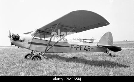 Badez-Giraud-Mercier Bagimer II Alouette F-PFAR (msn 01)). Der erste Bagimer wurde mit Elementen von Piper Cubs gebaut, angetrieben von einem 75hp-ccm-Minie 4C2-Motor. Später wurde der Motor durch einen Continental A65-Motor mit 65hp PS ersetzt und in Bagimer II umbenannt Ein zweites Flugzeug wurde von Mitgliedern des Aero-Club de Pithiviers gebaut. Stockfoto