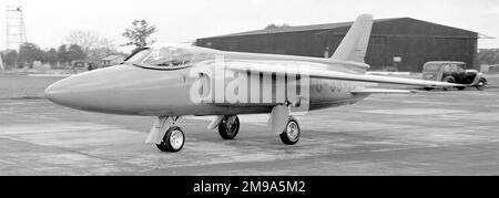 Folland Fo.139 Midge G-39-1, Rolling zum Start in Chilbolton, Follands Flugtestbasis. Der erste Flug in Boscombe Down am 11. August 1954, The Midge wurde verwendet, um die Machbarkeit von W.E. W. zu demonstrieren Petters Designkonzept für einen leichten Kämpfer. Obwohl die Midge weniger als die Hälfte der Kraft ihres Gnat-Stabkollegen besitzt, könnte sie bei einem Tauchgang Mach 1 übertreffen. Piloten mehrerer Luftwaffen flogen die Midge und auf einem Demonstrationsflug eines Piloten der Schweizer Luftwaffe kam die Midge am 26. September 1955 zu Ende und nahm den unglücklichen Piloten mit. Stockfoto