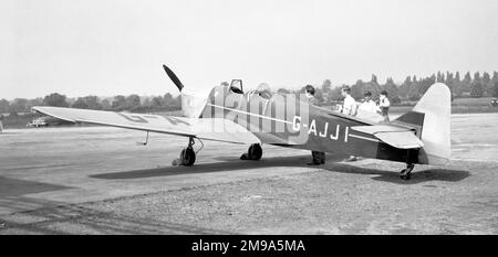 Miles M.14A Hawk Trainer Mk.III G-AJJI (msn 1985, ex T9698). Registriert nach Kriegszeiten als G-AJJI am 21. Oktober 1947 und am 19. August 1956 in Elstree abgestürzt. Stockfoto