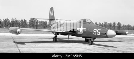 United States Navy - McDonnell F2H-2N Banshee 123307 (msn 170, Einheitencode NA:, Rufzeichen 95) von VC-4. Der F2H-2N war ein einsitzendes Nachtflugzeug mit EINEM AN-APS-19-Radar in der Nase. Nach dem Start von USS Lake Champlain am 16. August 1954 auf VF-82 in1954 umgeladen und ins Meer gestürzt. Stockfoto