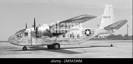 United States Air Force - Chase YC-122C 49-2879 , der 16. Truppenstaffel am Stewart Air Force Base, TN. Am 14. November 1954 16. wurde TCS nach Ardmore AFB, OK, verlegt. 30. August 1955 bis zur Lagerung. Bis N122E, neben Surinam als PZ-TAP, 22. Juli 1961 abgeschrieben und als N122E verkauft. Am 11. Januar 1967 wurde dieses Frachtflugzeug zwischen Fort Lauderdale und Bimini auf den Bahamas verloren. Eines von vielen Flugzeugen verloren im Bermuda-Dreieck. 4 Personen an Bord, plus eine Ladung Filmausrüstung für Bimini. Einige Trümmerobjekte wurden später nordwestlich von Bimini gesichtet. Stockfoto