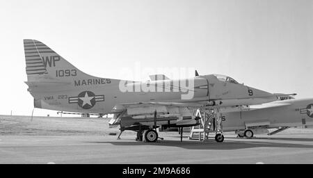 United States Marine Corps - Douglas A-4E Skyhawk 151093 (msn 13263, Einheitencode WP, Rufzeichen 9) von VMA-223.*1964-65: VMA-223 als WP-9.*1965-66 VMA-121.*1966: VMA-211.*15. Januar 1967: Absturz vom Flughafen Chu Lai ab, SV nach dem Einfahren auf der Piste ins Meer. Stockfoto