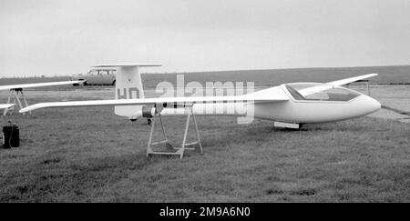 Glasflugel Mosquito „HD“, einsitzendes Hochleistungssegelflugzeug der 15m. Klasse, auf dem Husbands Bosworth Flugplatz während eines britischen National Gliding Wettbewerbs. Stockfoto