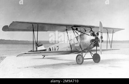Niederlande Army Aviation Group (Luchtvaartafdeeling oder LVA) – Fokker S.IV „107“, angetrieben von einem Armstrong Siddeley Mongoose 5-Zylinder-Radialmotor. Der S.IV kann von einer Vielzahl von Motoren der 75-97 kW (100-130 ps)-Reihe angetrieben werden, einschließlich des 110 ps (82 kW) Siemens-Halske Sh 11, 110 ps (82 kW) Le Rhone 9J, 130 ps (97 kW) Bristol Lucifer, 130 ps (97 kW) Armstrong-Siddeley Mongoose, 110 ps (82 kW) Oberursel UR.II oder der 130 ps (97 kW) Clerget 9B. Stockfoto