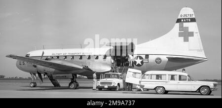 United States Air Force - Convair MC-131A Samaritan O-52-5797 (msn 53-17) , vom Militärflugdienst, aufgenommen in Ottumwa während einer medizinischen Evakuierung. 5797 wurde später in unveränderter Form als 52-5797 an die US Coast Guard überstellt. Stockfoto