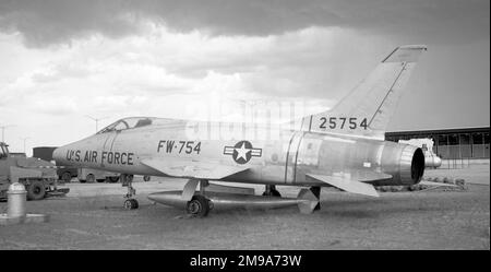 United States Air Force - North American YF-100A Super Sabre 52-5754 (msn 180-1). Die erste YF-100A mit einem XJ-57-P-7-Motor; am 25. Mai 1953 von George Welch auf der Edwards AFB geflogen, mit der hohen Flosse der YF-100A (nicht die gleiche Flosse wie bei späteren Flugzeugen). Stockfoto