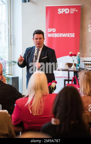 Berlin, Deutschland. 16. Januar 2023. Hubertus Heil, Bundesminister für Arbeit und Soziales, war Gast bei SPD Weberwiese (Berlin). Auf dem Podium mit ihm stand Dr. Viola Mattathil-Reuther, die Vorsitzende der SPD Weberwiese, die als direkte Kandidatin für das Berliner Landesparlament kandidiert. Die Veranstaltung fand am 16. Januar 2023 im historischen Café Sybille in der Karl-Marx-Allee statt. (Kreditbild: © Ralph Pache/PRESSCOV via ZUMA Press Wire) NUR REDAKTIONELLE VERWENDUNG! Nicht für den kommerziellen GEBRAUCH! Stockfoto