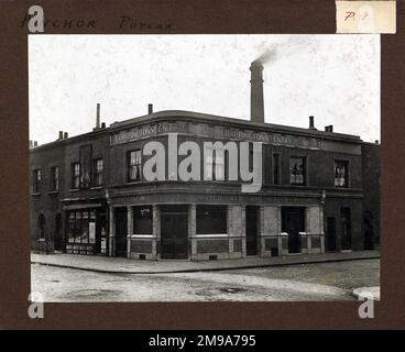 Foto von Anchor PH, Poplar, London. Die Hauptseite des Aufdrucks (hier abgebildet) zeigt: Ecke auf der Ansicht des Pubs. Auf der Rückseite des Aufdrucks (auf Anfrage erhältlich) steht: Nichts für The Anchor, Poplar, London E14 6NR. Seit Juli 2018 . Abgerissen. Die Gegend ist jetzt komplett flach Stockfoto