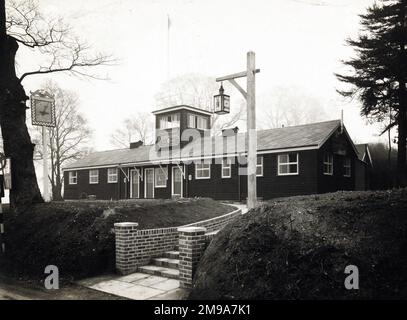 Foto: Battle of Britain PH, Shears Green, Kent. Die Hauptseite des Aufdrucks (hier abgebildet) zeigt: Die rechte Seite des Pubs. Auf der Rückseite des Aufdrucks (auf Anfrage erhältlich) finden Sie Details: Fotografen-ID für die Schlacht von Großbritannien, Shears Green, Kent DA11 8NT. Seit Juli 2018 . Im Oktober 2016 plötzlich geschlossen und unrechtmäßig ohne Planungsgenehmigung abgerissen. Der Rat von Gravesham erwägt Durchsetzungsmaßnahmen. Stockfoto